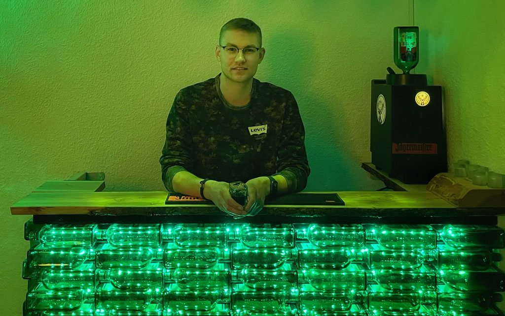 Hannes von Jägercraft posiert auf der Theke