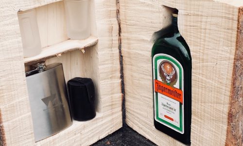 das Endprodukt des Baumstamm-Schaukastens von J&auml;gercraft